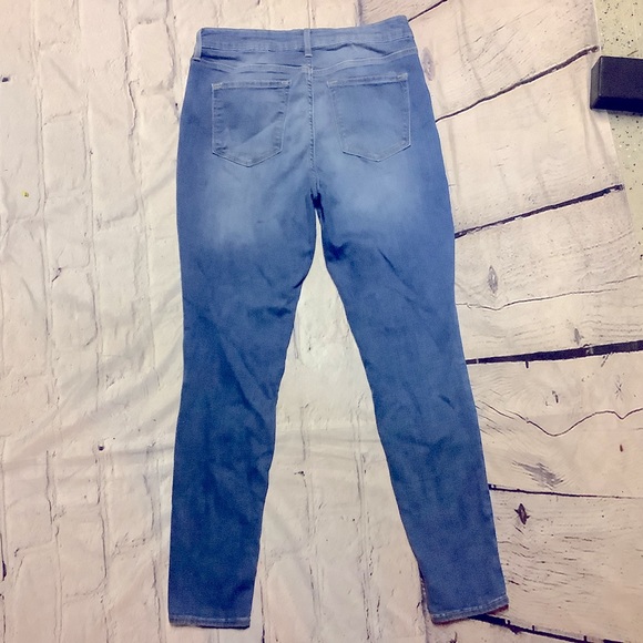 OLD NAVY ROCK STAR MID RISE. - Picture 2 of 4